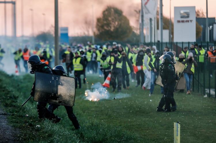 La policía antidisturbios intentó dispersar a los manfiestantes que cortaban una ruta en Caen, en el noroeste de Francia, este domingo. Foto AFP
