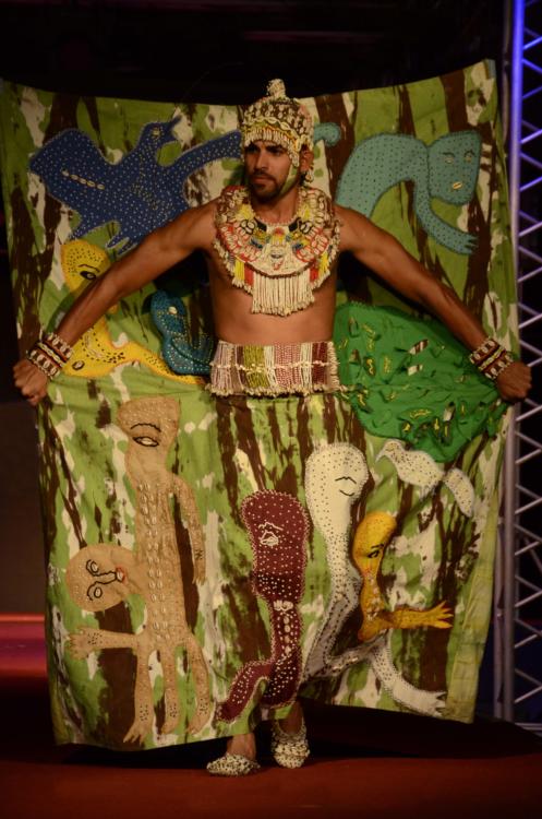 En la exhibición de la selección llevada por Arte y Moda al Festival de las Artes en Washington sobresalió el traje de Ignacio Carmona, Nachy, iluminado con la obra de Manuel Mendive, en una magnífica defensa del joven Adonis Almenares, quien adjudica a su papel de maniquí logrados desempeños de actuación dramática y danzaria. | foto: Joaquín Hernández Mena