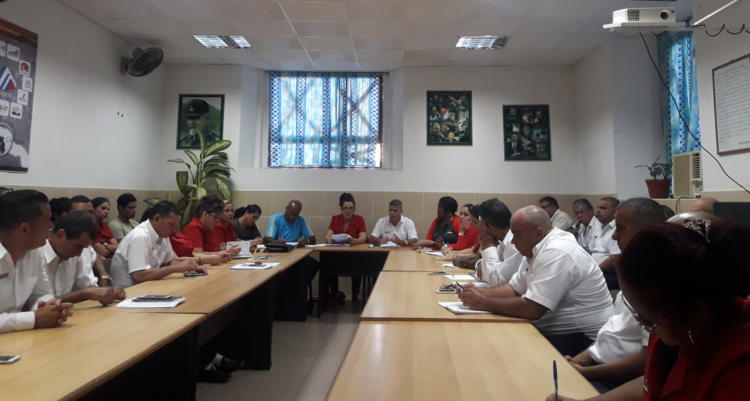Los representantes en la Empresa de Servicio a Trabajadores, de Cienfuegos, evaluaron aspectos esenciales. Foto: Barreras Ferrán