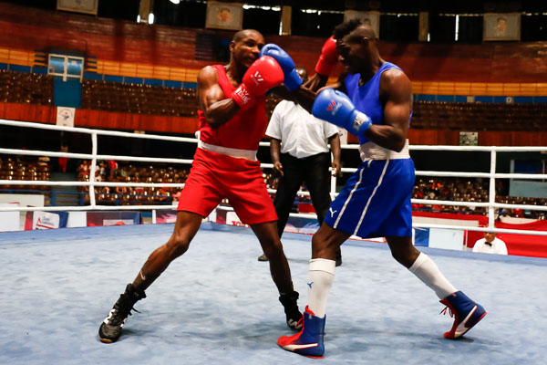 Francisco García (rojo) La de Habana combate en 69 kg frente a Arisnoidis Despaigne, de Santiago de Cuba durante la Serie Nacional de Boxeo con sede en el Coliseo de la Ciudad Deportiva. Foto: Calixto N. Llanes/Periódico JIT (Cuba)