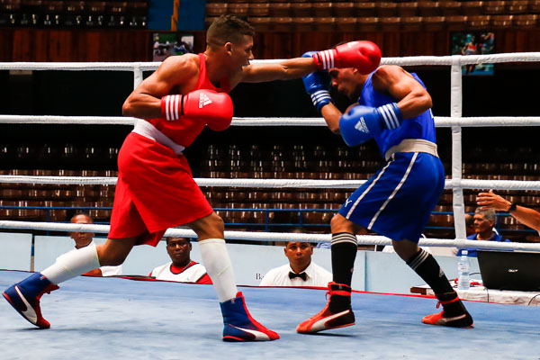 Yosbany Veitía (rojo) de Camagüey combate en 52 kg frente a Mario Hernández, de Pinar del Río durante la Serie Nacional de Boxeo con sede en el Coliseo de la Ciudad Deportiva. Foto: Calixto N. Llanes/Periódico JIT