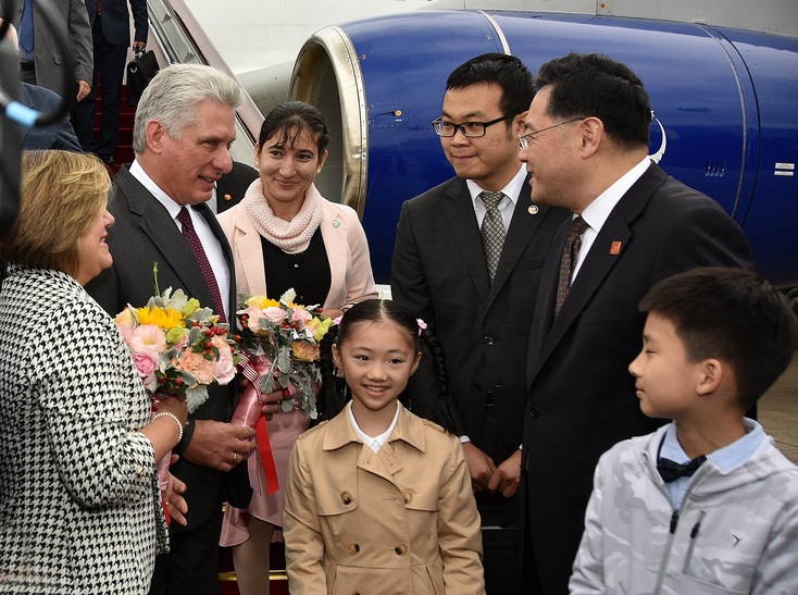 D-C llega a China recibimiento aeropuerto