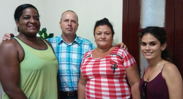 María del Carmen, Bárbara y Rocío quisieron fotografiarse con el José Cabrera, al frente del Sindicato de Energía y Minas en el país. Foto: Noryis