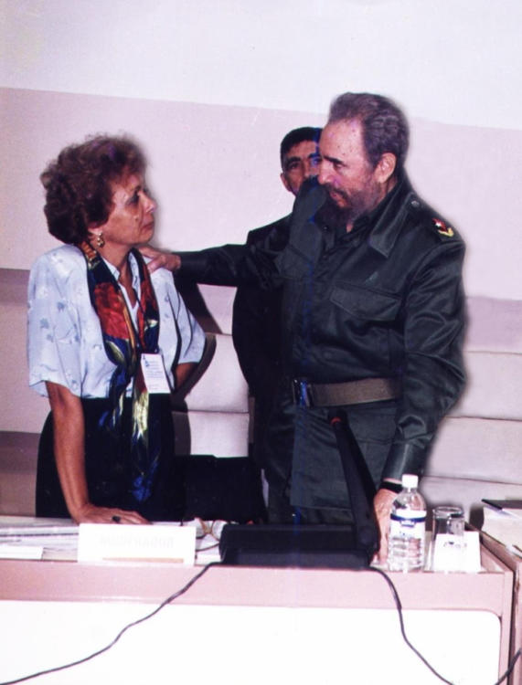 *En un encuentro con historiadores, Fidel dialoga con la autora de este artículo.