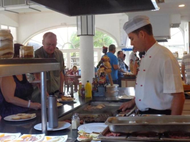 Trabajadores del hotel Starfish Cuatro Palmas, en Varadero, son abanderados en la entrega de propinas. Foto: Noryis