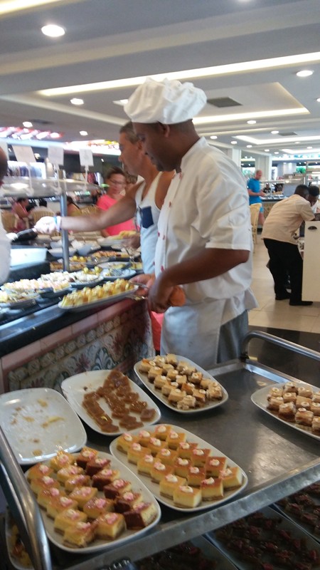 En el hotel Sol Palmeras sus empleados donan regalos a niños enfermos en salas de Hematología. Foto: Noryis