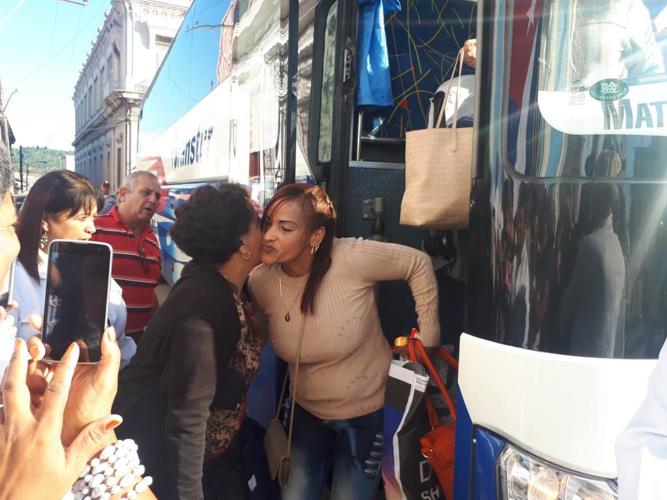 El primer beso de la familia. Foto: Pedro Rizo Martínez
