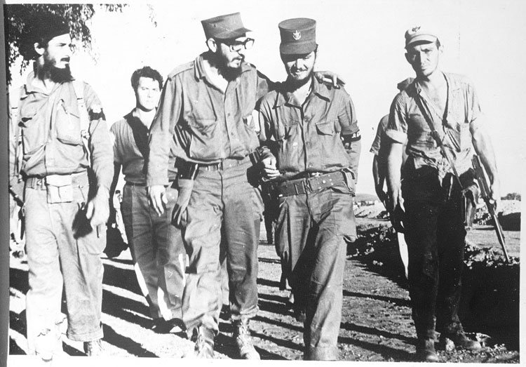 Fidel y Cuarto frente Simon Bolivar