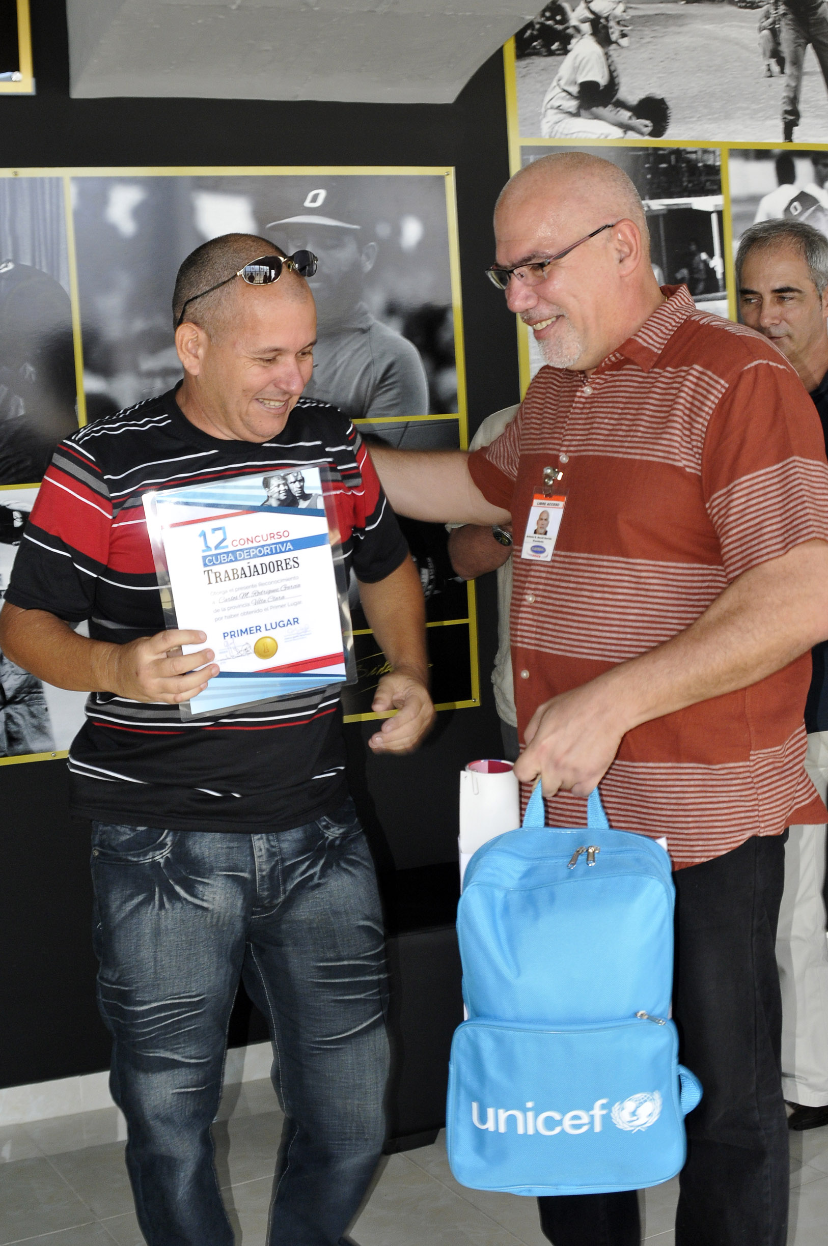 El titular del INDER premió al ganador de la XII edición del Concurso. Foto: José Raúl Rodríguez Robleda