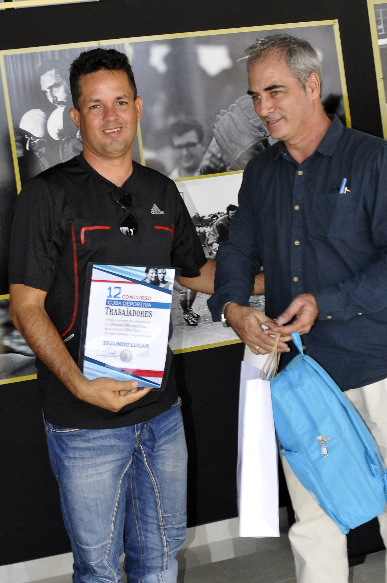 El director del Periódico, Alberto Núñez, premió al segundo lugar del Concurso. Foto: José Raúl Rodríguez Robleda