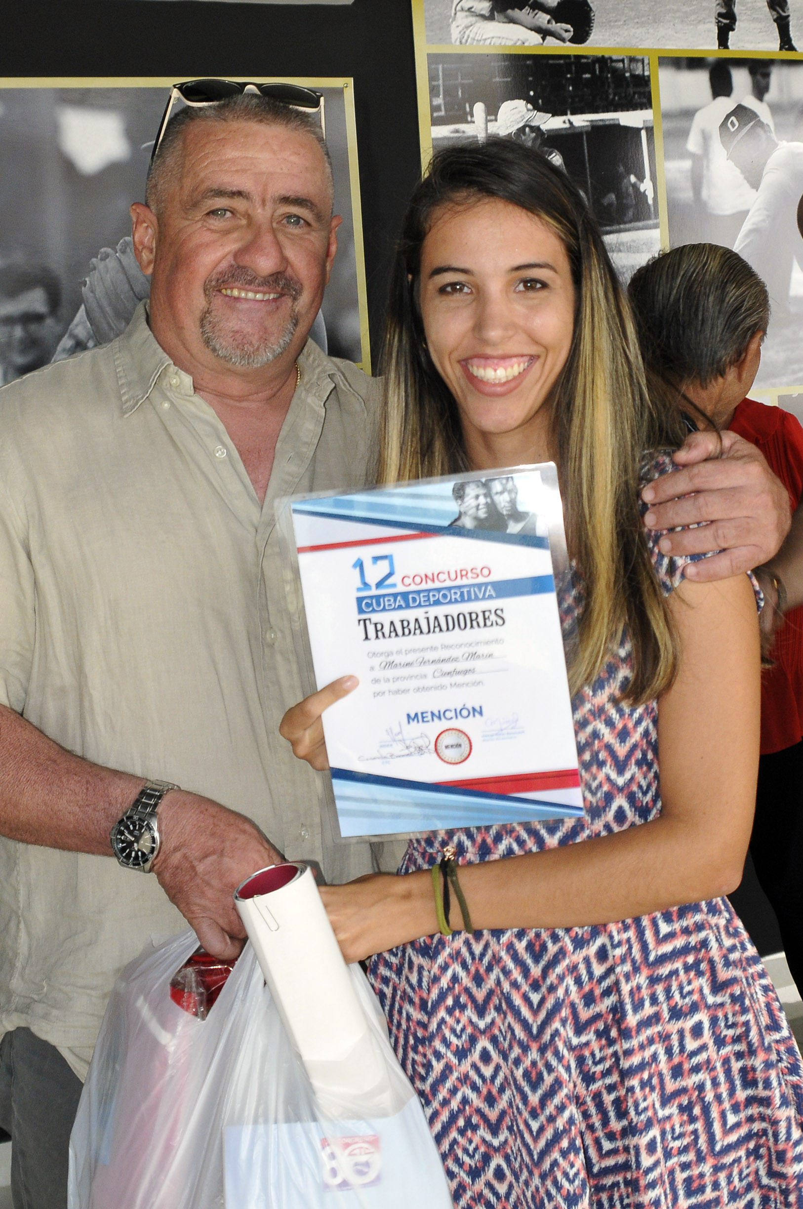 El pelotero Javier Méndez premió a la concursante más joven. Foto: José Raúl Rodríguez Robleda