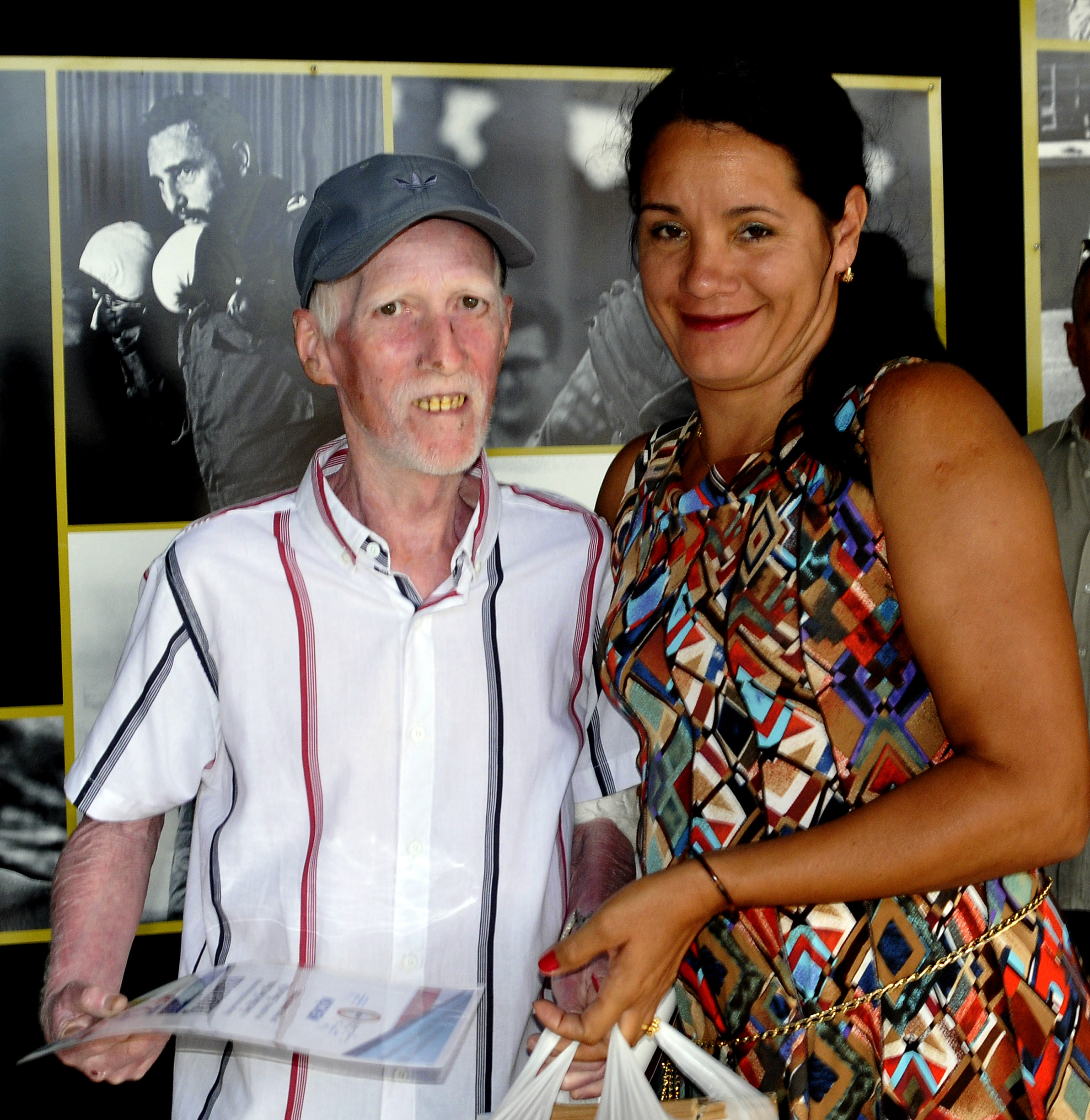 La ciclista Yoanka González premió a uno de los concursantes con más participación. Foto: José Raúl Rodríguez Robleda