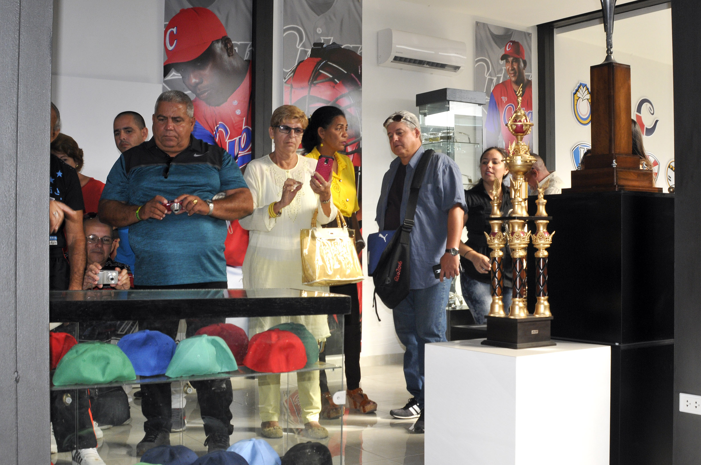 La visita al Salón del Deporte Cubano fue una de las más disfrutadas por los premiados. Foto: José Raúl Rodríguez Robleda