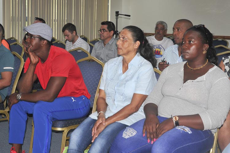 Dayron Robles, María Caridad Colón y Yarelis Barrios, figuras mundiales del atletismo cubano en la presentación de la II Media Maratón de Varadero. Foto: José Raúl Rodríguez Robleda