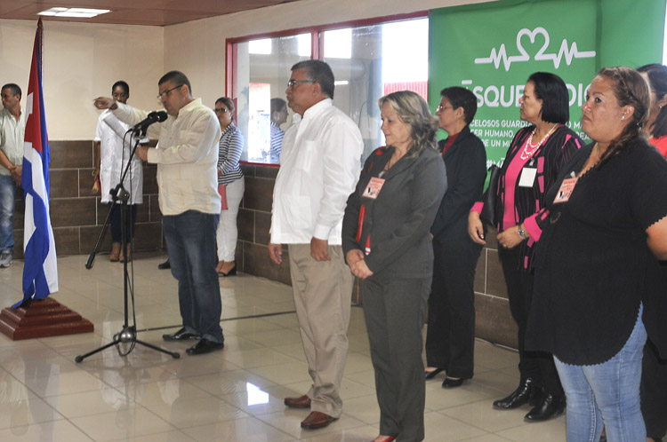 El Doctor Santiago Badia González, Secretario General del Sindicato Nacional de Trabajadores de la Salud les dio la bienvenida oficial. Foto José Raúl Rodríguez Robleda