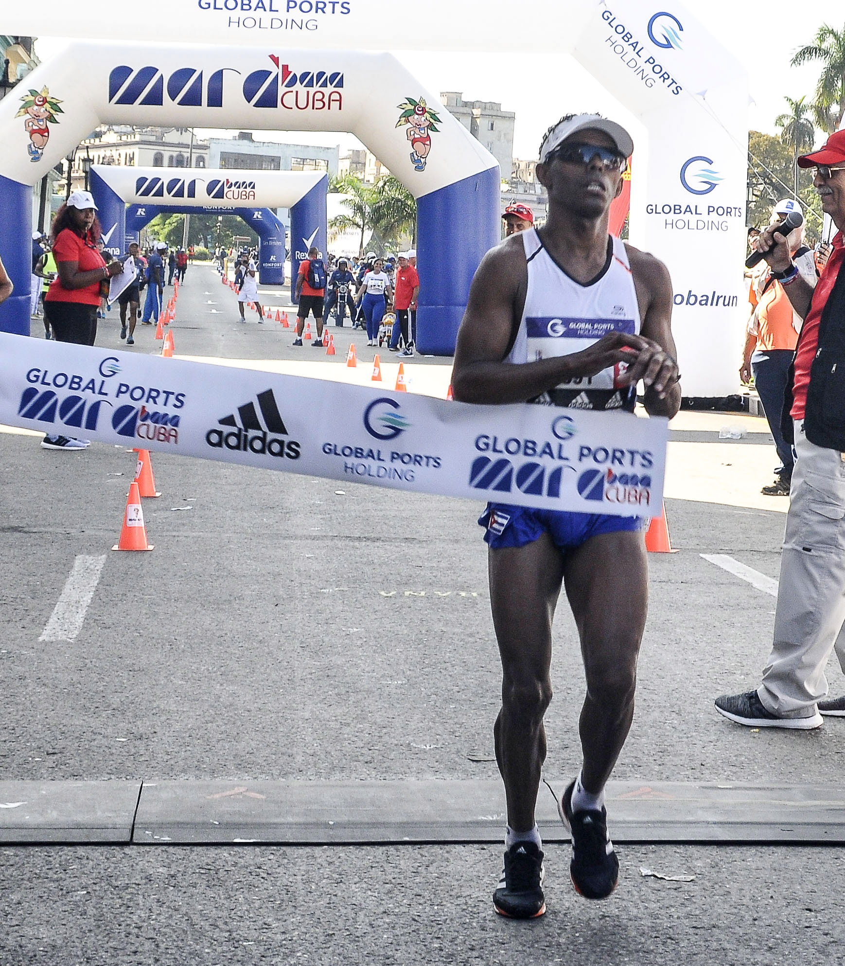 Henrry Jaen, monarca por sexta ocasión de la maratón. Foto José Raúl Rodríguez Robleda