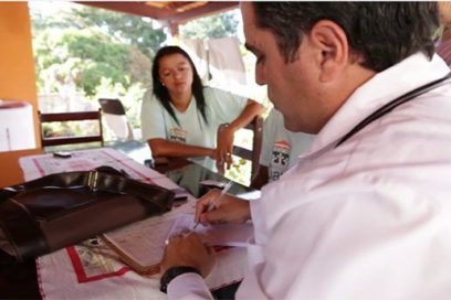 Gobernadores brasileños preocupados por salida de médicos cubanos