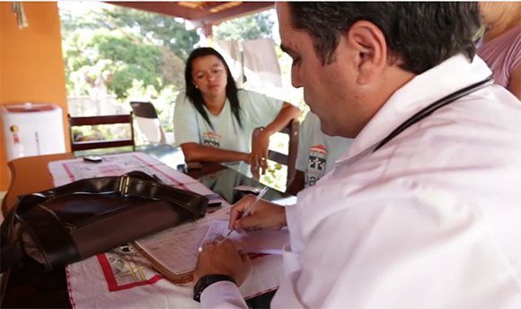 Esta foto publicada el 17 de noviembre en Diario Do Centro Do Mundo (DCM), acompaña a una nota bajo el título “Pacientes dizem que médicos cubanos atendem melhor do que brasileiros”. Foto tomada de DCM