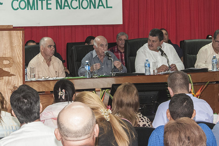 Machado Ventura puntualizó que el pago de impuestos en el sector agropecuario es una labor que requiere de un apoyo extra que contribuya al aprendizaje e información sobre esos temas. Foto: René Pérez Massola