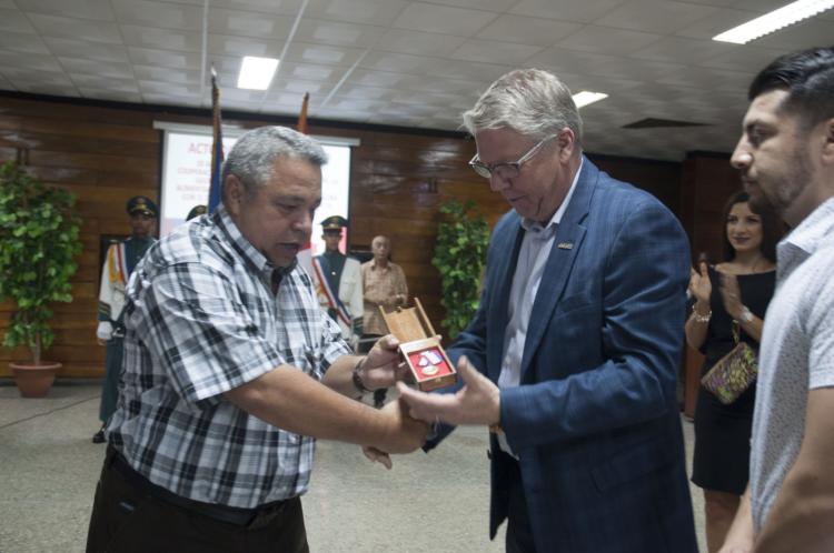 Ulises Guilarte de Nacimiento, secretario general de la Central de Trabajadores de Cuba, entrega la Medalla de la Amistad a Paul Meinema, presidente del Sindicato de las Alimentación, Comercio y Turismo de Canadá. Foto: Héctor García Torres/ACN.