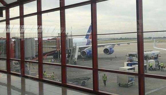 En el Il96-300 de Cubana de Aviación, que parte hoy desde La Habana a recoger a los profesionales de la nación caribeña, viajan cerca de 170 doctores que se encontraban de vacaciones y regresan al gigante sudamericano en este vuelo para organizar personalmente el fin de su misión. Foto: Sergio Alejandro Gómez/ Cubadebate