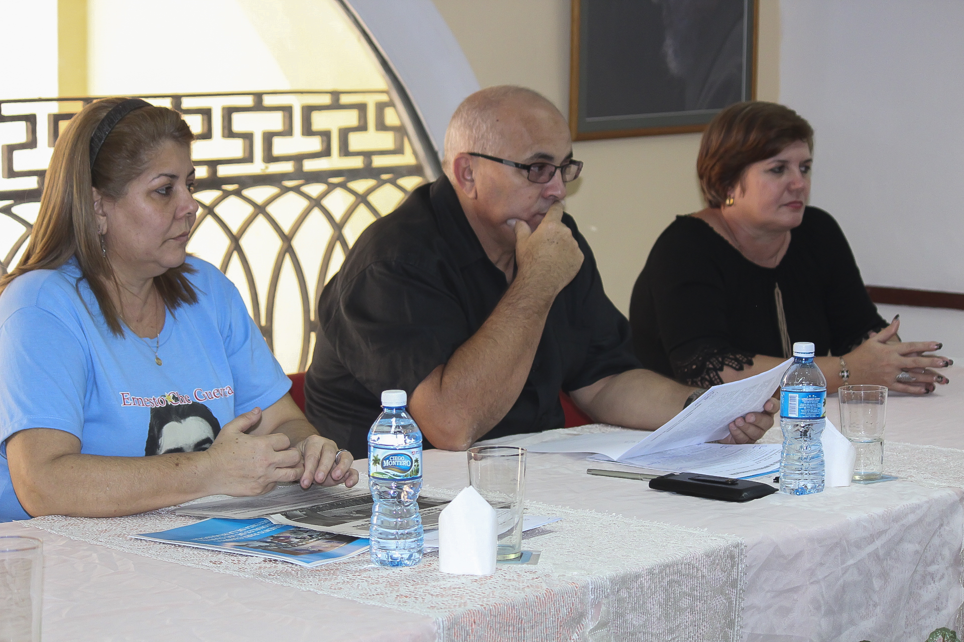 Al centro, Carlos Rafael Miranda Martínez, coordinador nacional de los CDR. A la izquierda de la foto, la vice-coordinadora Betty Orias González. Foto: Isabel Aguilera Aguiar