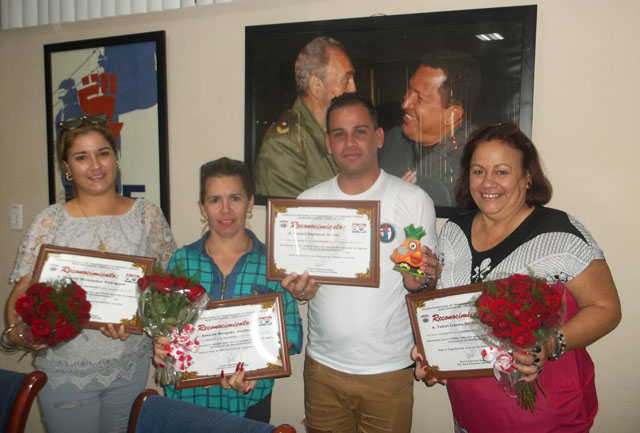 De izquierda a derecha: Mariset, Anairys, Yuniel y Tahirí, delegados por el Sindicato Provincial de Energía y Minas en Ciego de Ávila, al XXI Congreso de la CTC. Foto: José Luis Martínez Alejo