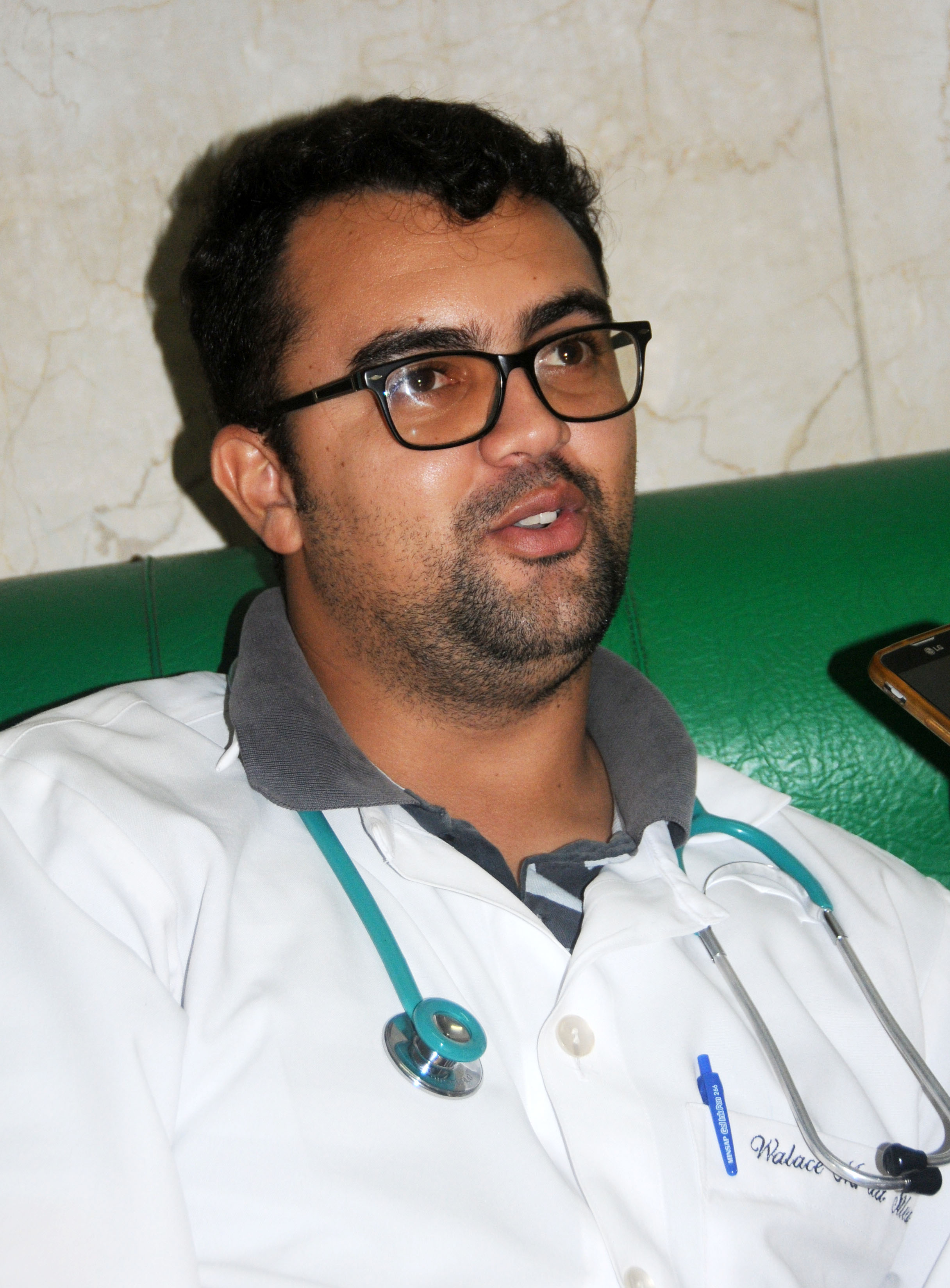A Walace le duele que los médicos cubanos se vayan de Brasil, sabe que son muy útiles allá y que prestan un servicio con calidad. Foto: Orlando Durán Hernández