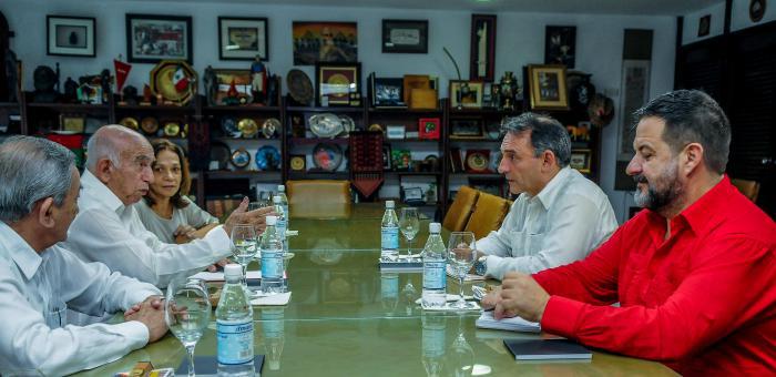 El Segundo Secretario del Partido Comunista de Cuba también recibió a Enrique Fernando Santiago Romero, secretario general del Partido Comunista de España, quien realiza una visita oficial a nuestro país, acompañado del secretario internacional, José Manuel Pineda Marín.