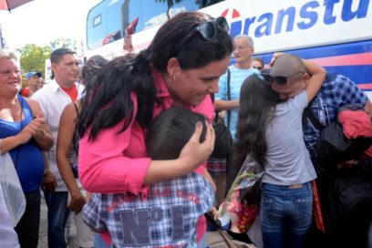 El cariño de la Patria regocija a los médicos que llegan desde Brasil