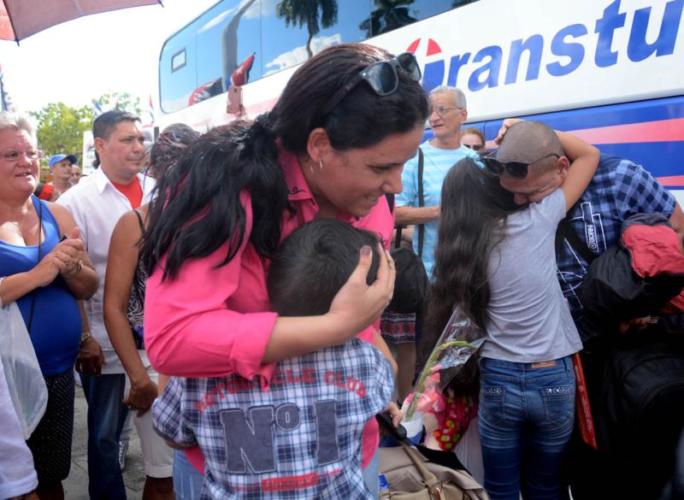 Con incontables muestras de afecto fueron recibidos en su terruño los médicos espirituanos provenientes de Brasil. Foto: Oscar Alfonso Sosa, ACN