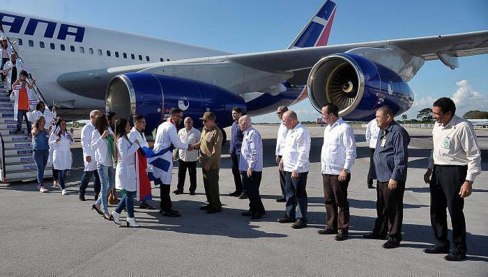 Raúl recibió al pie de la escalerilla del avión a 201 médicos que retornaron de Brasil. Foto: Estudios Revolución.