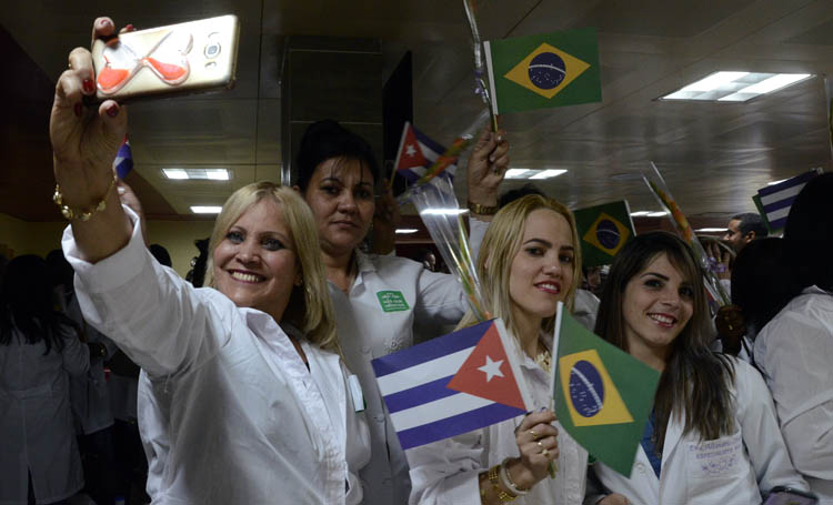 Los primeros selfies en Cuba tras el regreso. Foto: Joaquín Hernández Mena