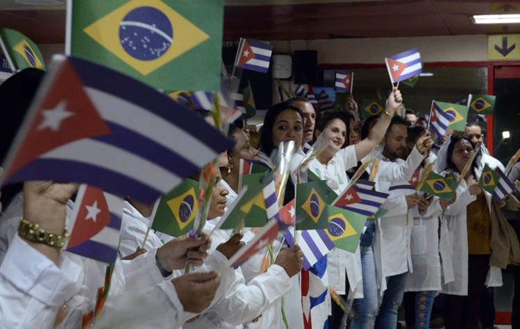 Recibimiento al onceno grupo de colaboradores cubanos provenientes de Brasil. Foto: Joaquín Hernández Mena.
