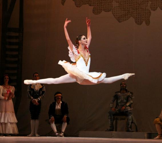Sadaise Arenciaba en el tercer acto de Don Quijote, en la versión del Ballet Nacional de Cuba. Foto: Nancy Reyes