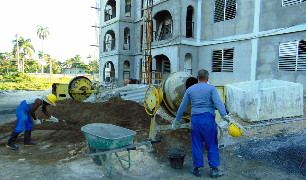 En Cienfuegos, la edificación de viviendas fue la actividad fundamental ejecutada este sábado. Foto: Barrerras Ferrán