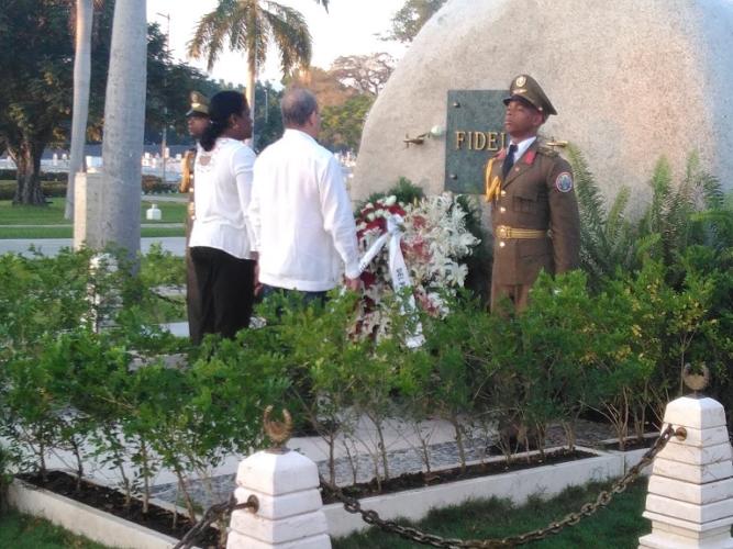 Las máximas autoridades del Partido y el Gobierno en la provincia acomodaron la cinta de la ofrenda colocada a Fidel. Foto: Betty Beatón Ruiz