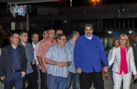 El canciller cubano, Bruno Rodríguez Parrilla, recibe en el aeropuerto José Marti, al presidente de la República Bolivariana de Venezuela, Nicolás Maduro. Foto: Tomada de Cubadebate
