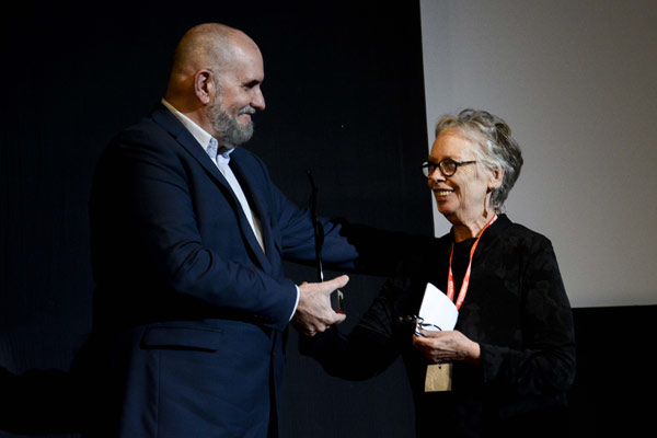 El Coral de Honor al Sundance, por los 30 años de apoyo de esa institución al Festival de Cine de La Habana, fue recogido por la directora y fundadora del programa de largometrajes del Instituto, Michelle Satter y Paul Federbush, director de su programa de ficción. Foto: Ariel Ley Royero