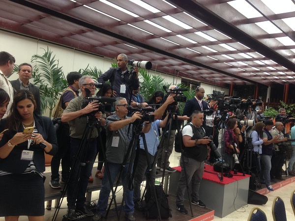 Fotorreporteros y periodistas que cubren el evento. 