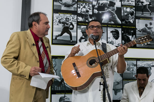 El trovador Eduardo Sosa compartió su música en la ceremonia de selección de los refuerzos. Foto: Calixto N. Llanes.