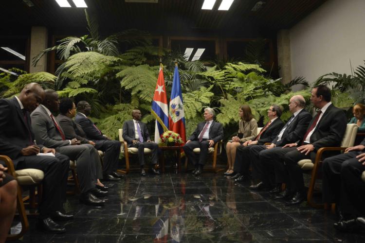 Miguel Díaz-Canel, Presidente de los Consejos de Estado y de Ministros, y Jovenel Moïse, Presidente de Haití, sostienen conversaciones oficiales en el Palacio de la Revolución, en La Habana. Foto: Ariel Ley Royero
