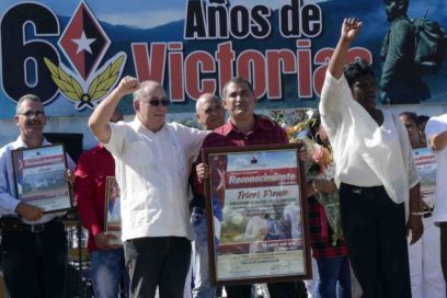 Envía Raúl saludo a pobladores de Tercer Frente