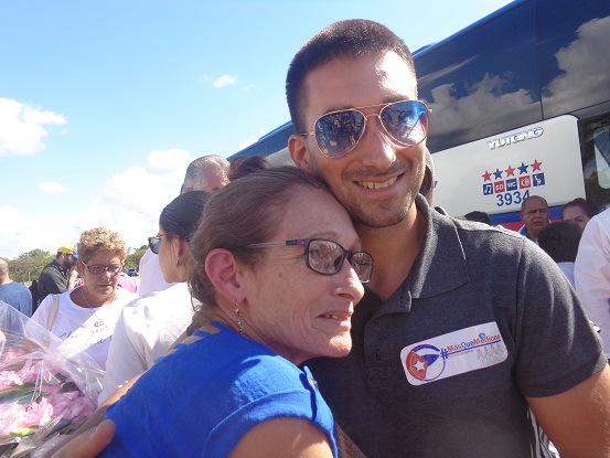 El abrazo entrañable a la madre reconforta. Foto: Lourdes Rey Veitia