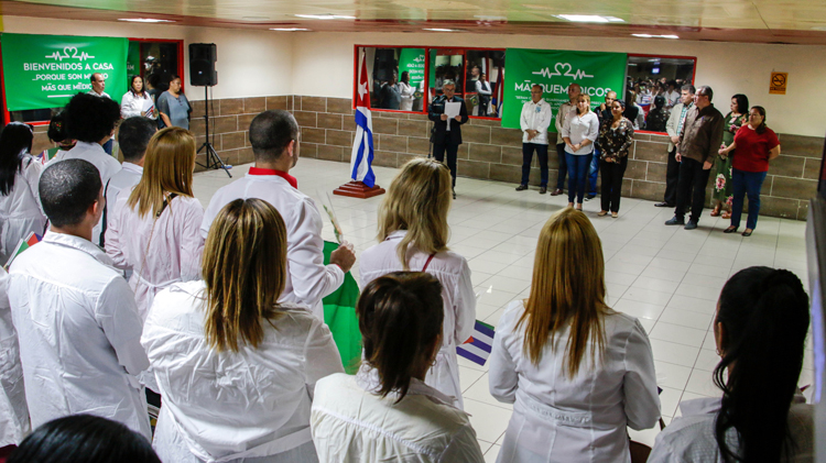Acto de recibimiento al personal de la salud cubana proveniente de Brasil, a su arribo al aeropuerto internacional José Martí, en La Habana, el 4 de diciembre de 2018. Foto/Abel PADRÓN PADILLA