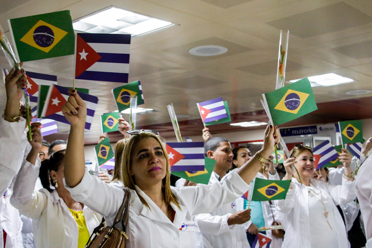 Personal de la salud cubana proveniente de Brasil, a su arribo al aeropuerto internacional José Martí, en La Habana, el 4 de diciembre de 2018. Foto/Abel PADRÓN PADILLA