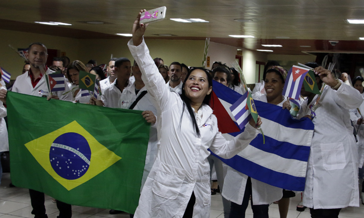 Reciben a parte del personal de la salud cubana proveniente de Brasil, a su arribo al aeropuerto internacional José Martí, en La Habana, el 4 de diciembre de 2018. Foto/Abel PADRÓN PADILLA
