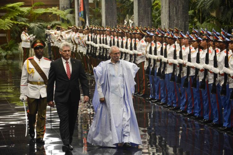 Miguel Díaz-Canel Bermúdez (C izq.), presidente de los Consejos de Estado y de Ministros, recibe a Brahim Gali, Presidente de la República Árabe Saharaui Democrática, en ceremonia oficial en el Palacio de la Revolución, en La Habana, Cuba, el 4 de diciembre de 2018. ACN FOTO/Ariel LEY ROYERO/sdl