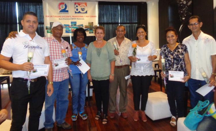 Isdalis Rodríguez (al centro), secretaria general de la CTC en Matanzas, y los delegados del turismo. Foto: Noryis