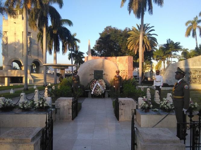 Escoltada por la Unidad Guardia de Honor de las FAR fue depositada frente al monolito del camposanto santiaguero una ofrenda floral, a Fidel Castro Ruz, del pueblo de Cuba. Foto: Betty Beatón Ruiz